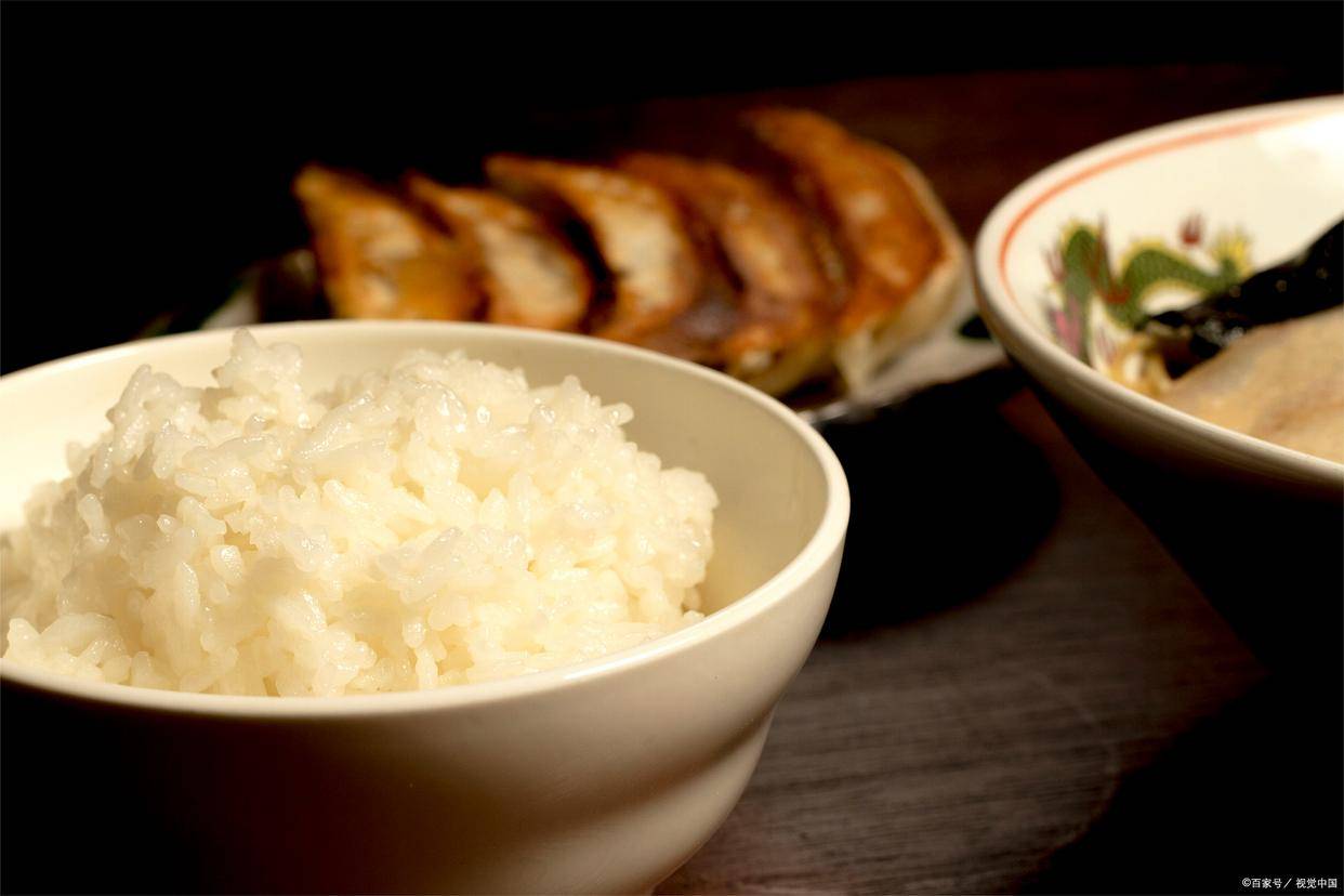 剩米饭别只会炒！简单几步变身酥脆零食，还没吃过就亏大了