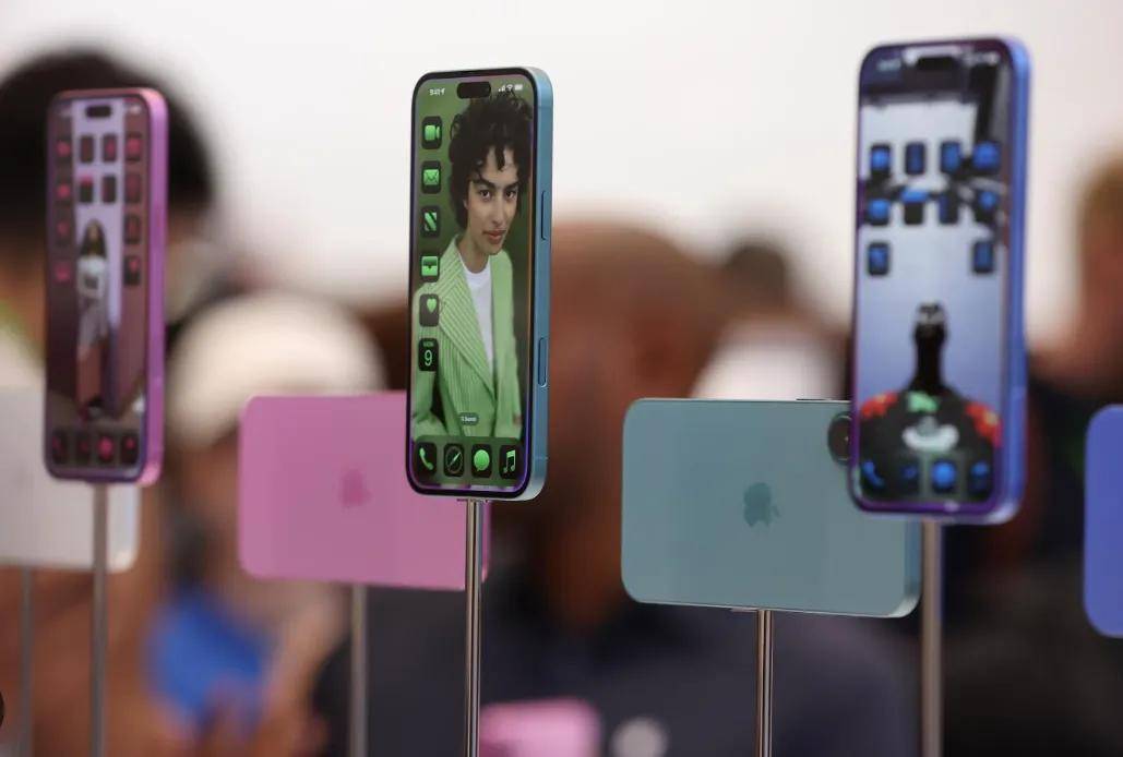 华为三折“奏折”手机炒到65万，有人38万卖出1天赚5套房