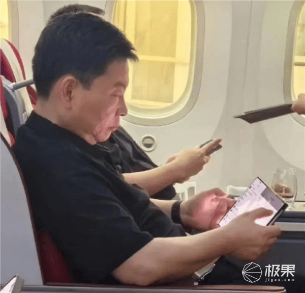 华为硬刚苹果！全球首款三折叠手机「又大又薄」，预定价炒到10万一台...