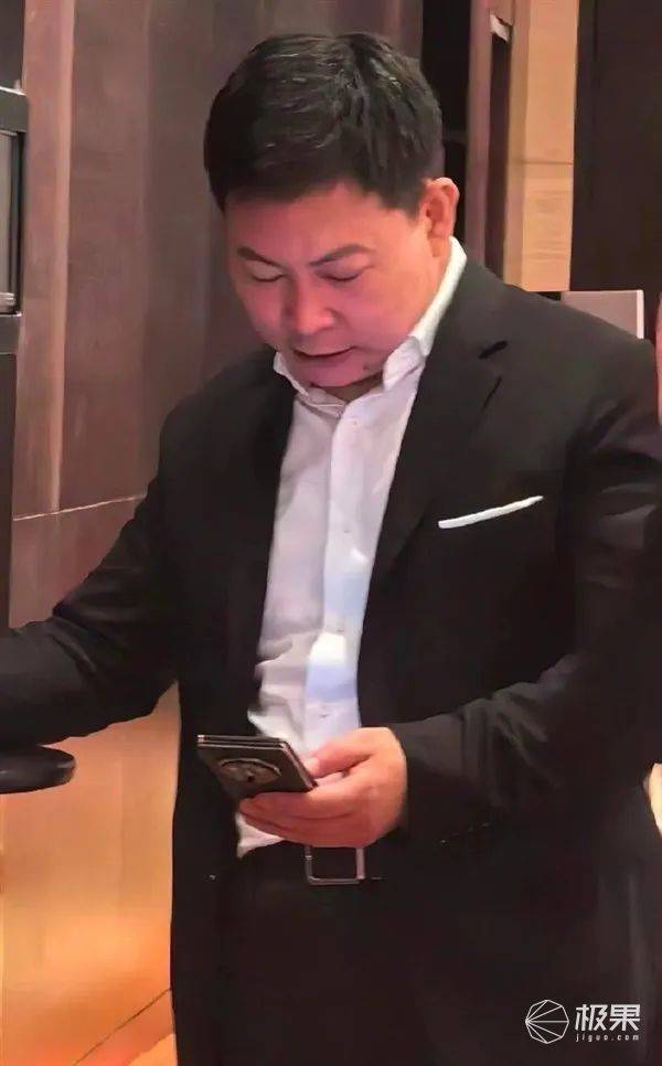 华为硬刚苹果！全球首款三折叠手机「又大又薄」，预定价炒到10万一台...