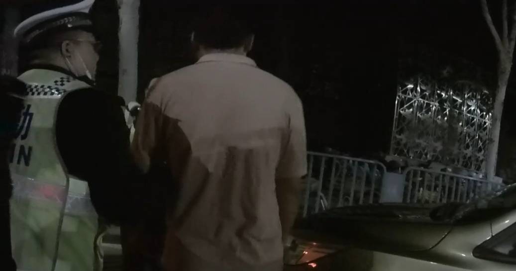 凌晨武汉街头，3名男子突然弃车狂奔！交警追了500米后，男子顶不住了