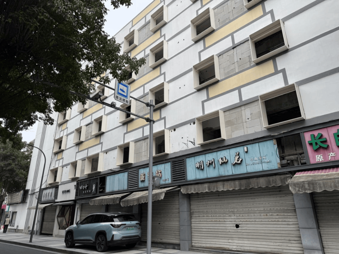 事发宁波市中心!砖块突然从天而降,砸中女子肩部!已发生过多次……太危险了!