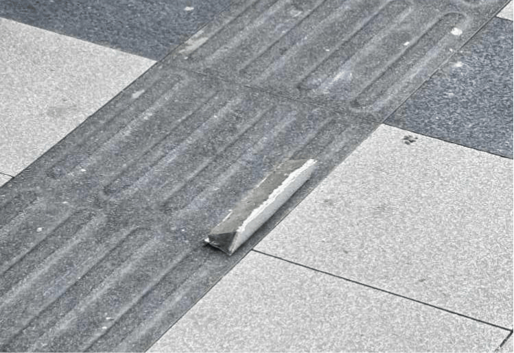 事发宁波市中心!砖块突然从天而降,砸中女子肩部!已发生过多次……太危险了!