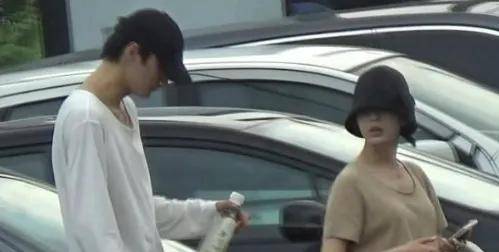 “新疆四美”哈尼克孜疑曝新恋情,和帅气男生牵手,曾凭《一梦敦煌》惊艳出圈！