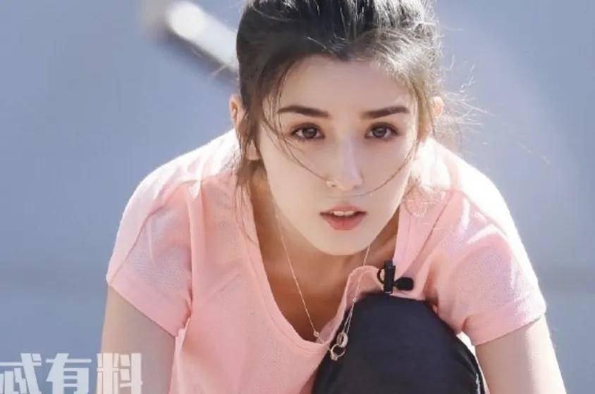 “新疆四美”哈尼克孜疑曝新恋情,和帅气男生牵手,曾凭《一梦敦煌》惊艳出圈！