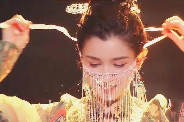 “新疆四美”哈尼克孜疑曝新恋情,和帅气男生牵手,曾凭《一梦敦煌》惊艳出圈！