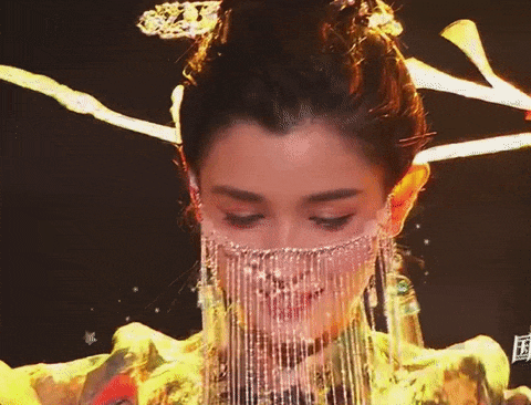 “新疆四美”哈尼克孜疑曝新恋情,和帅气男生牵手,曾凭《一梦敦煌》惊艳出圈！