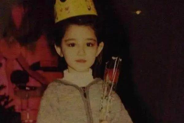 “新疆四美”哈尼克孜疑曝新恋情,和帅气男生牵手,曾凭《一梦敦煌》惊艳出圈！