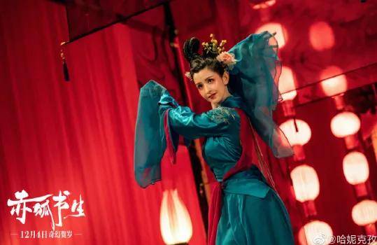 “新疆四美”哈尼克孜疑曝新恋情,和帅气男生牵手,曾凭《一梦敦煌》惊艳出圈！