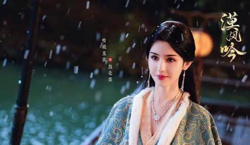 “新疆四美”哈尼克孜疑曝新恋情,和帅气男生牵手,曾凭《一梦敦煌》惊艳出圈！