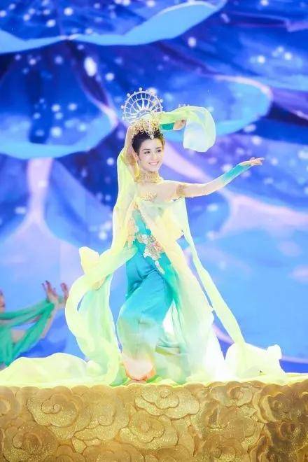 “新疆四美”哈尼克孜疑曝新恋情,和帅气男生牵手,曾凭《一梦敦煌》惊艳出圈！