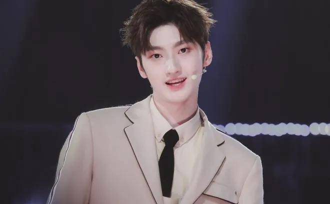 “新疆四美”哈尼克孜疑曝新恋情,和帅气男生牵手,曾凭《一梦敦煌》惊艳出圈！