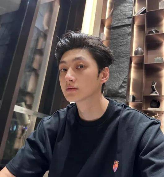 “新疆四美”哈尼克孜疑曝新恋情,和帅气男生牵手,曾凭《一梦敦煌》惊艳出圈！