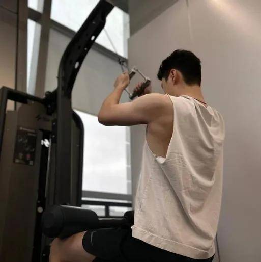 “新疆四美”哈尼克孜疑曝新恋情,和帅气男生牵手,曾凭《一梦敦煌》惊艳出圈！