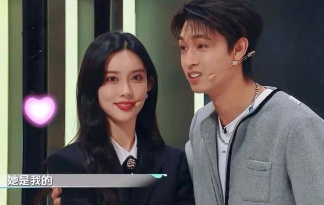 “新疆四美”哈尼克孜疑曝新恋情,和帅气男生牵手,曾凭《一梦敦煌》惊艳出圈！