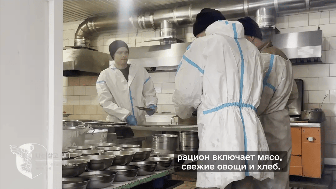 乌军发视频向朝鲜士兵展示战俘待遇:投降吧!我们包吃包住!