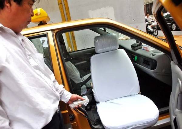 上海阿姨心里苦:我老公无法站立,还被无情拒绝!本市街头已有200辆,但预约难、门槛高