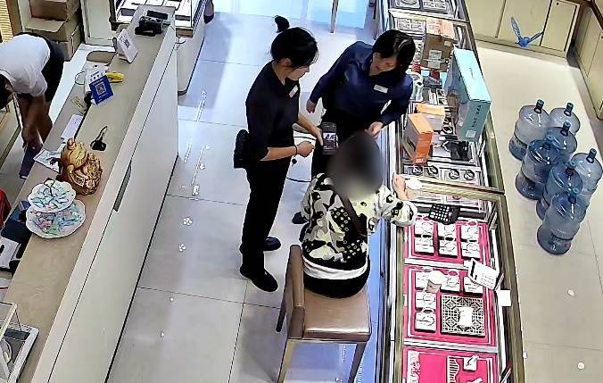 柳州女子到柳南万达买3万元黄金,不挑款不问价,店员吓到报警!