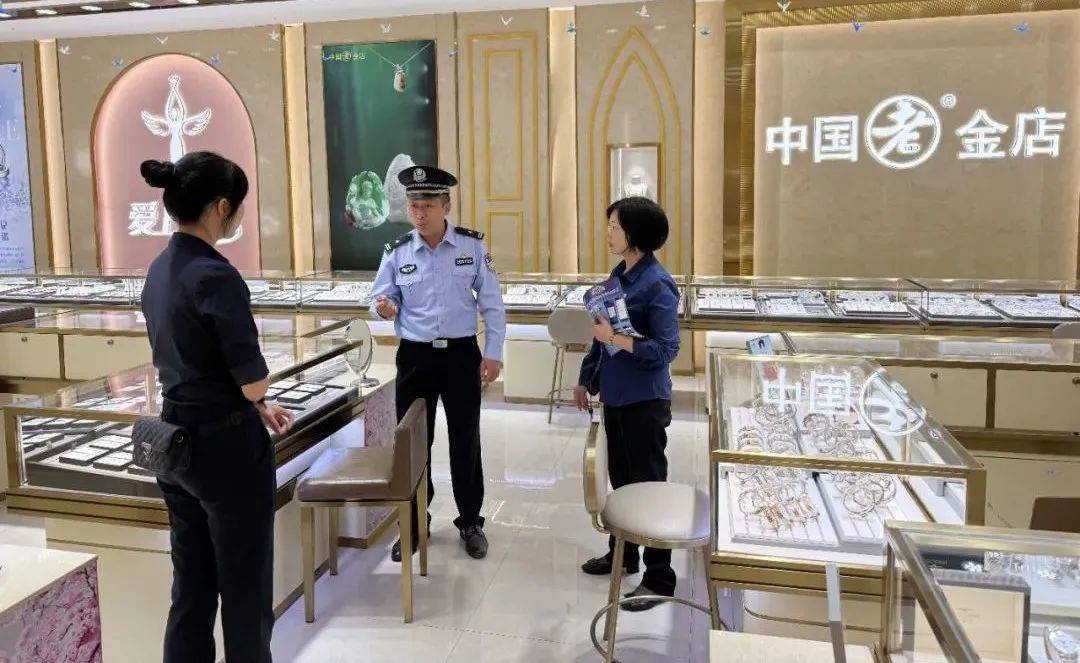 柳州女子到柳南万达买3万元黄金,不挑款不问价,店员吓到报警!