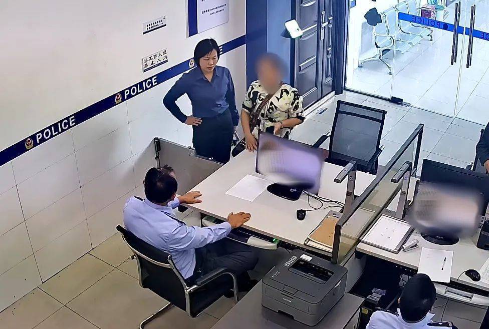 柳州女子到柳南万达买3万元黄金,不挑款不问价,店员吓到报警!