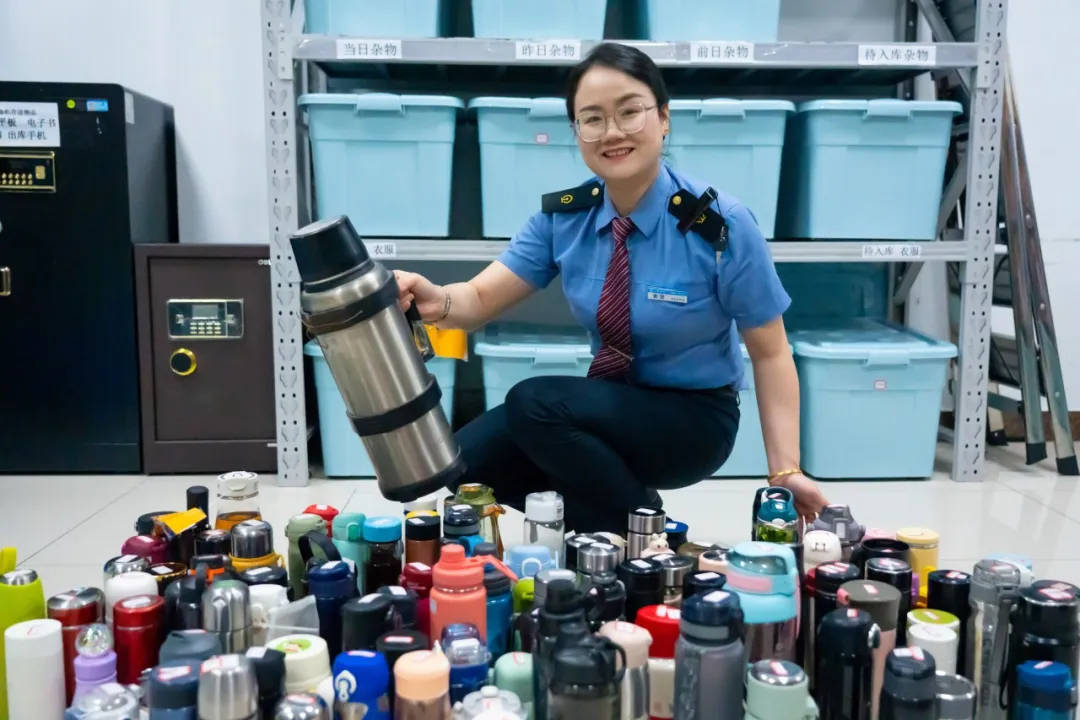 6天捡1000张身份证!高铁站工作人员回应