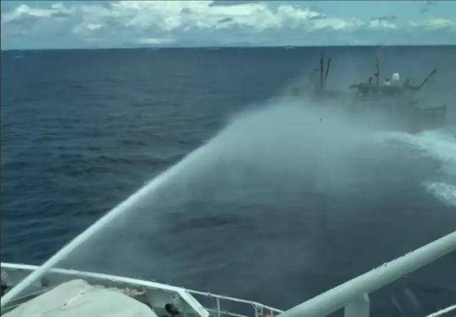 台海巡对大陆拖船进行水炮攻击，朱立伦表态：坚决反对“台独”