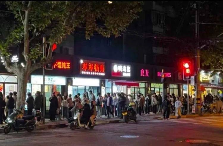 开了15年突然火了!有人排队4小时!“泼天的富贵”让老板也有点“懵”...