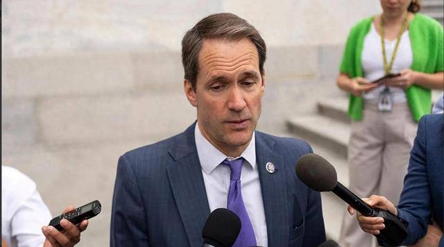 赖清德返台,解放军15艘舰船环绕台海,4枚空飘气球升空侦查