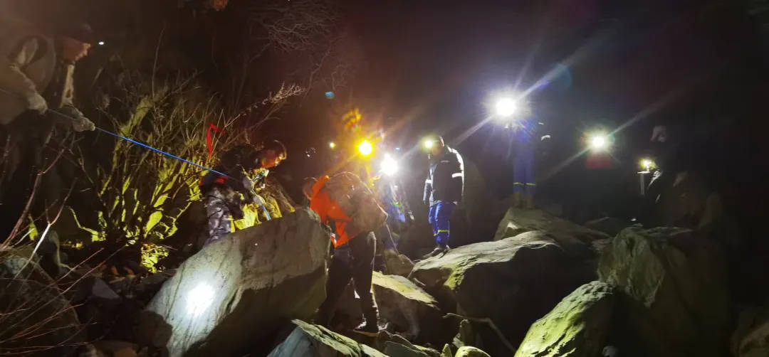 北京一男子带娃登山意外身亡！8岁孩子：以为爸爸只是睡着了