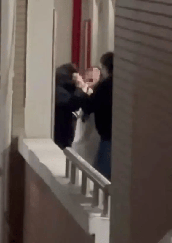 高校回应“女生遭殴打需植入钢钉”：2名涉事学生均为轻微伤