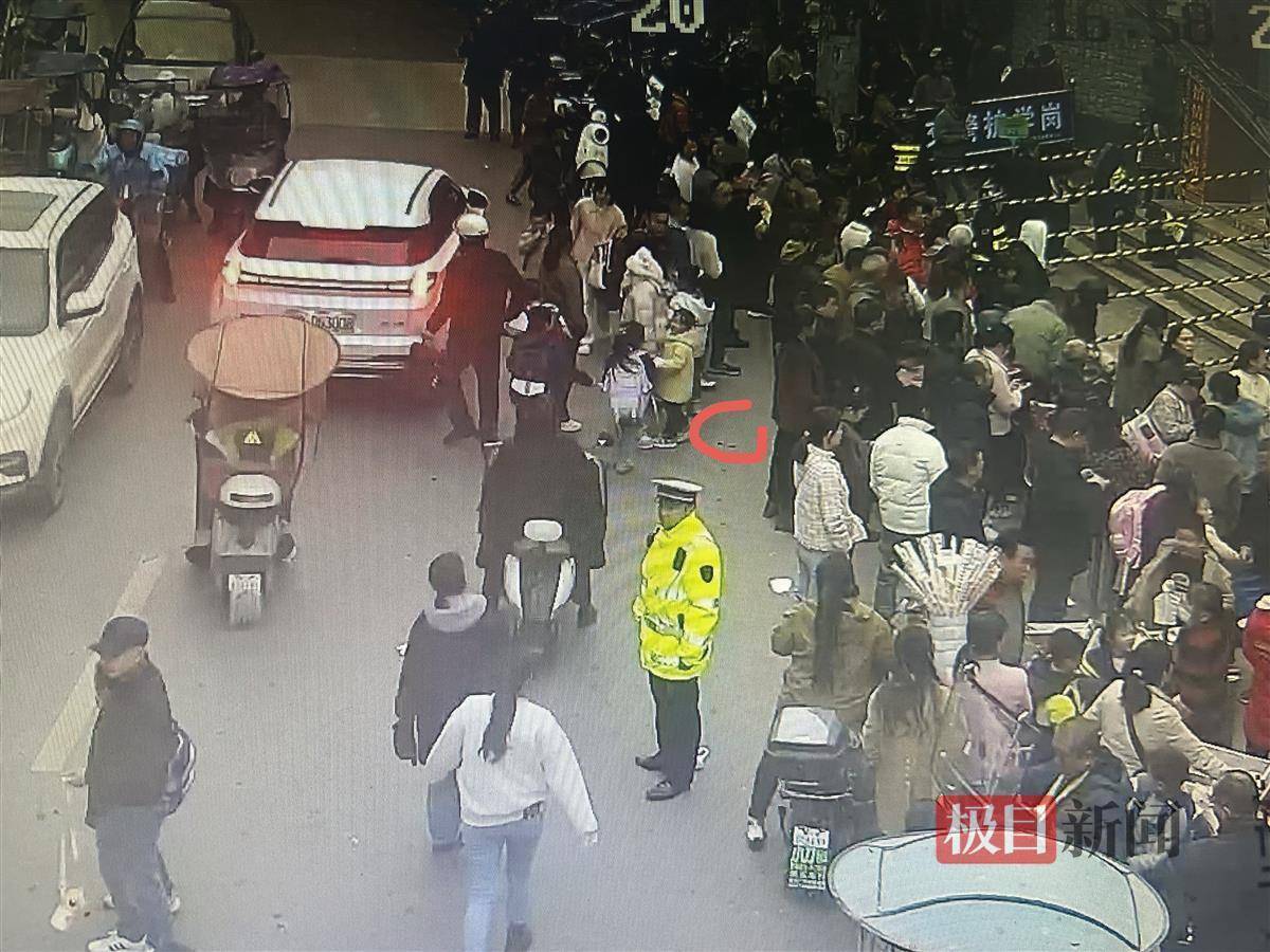 男子弄丢女儿32.9万元的耳蜗,湖北大冶警方全城搜寻,通过监控帮忙找回