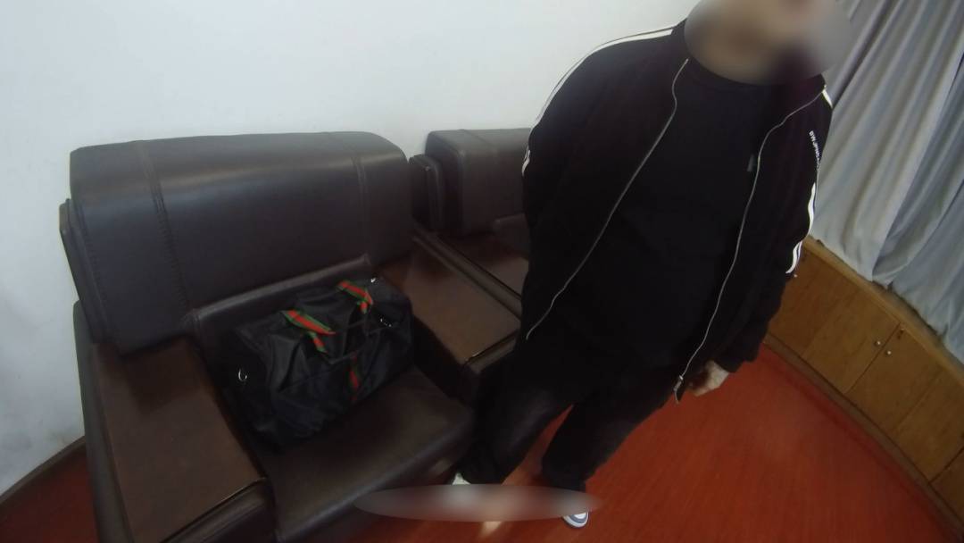 浙江一男子副驾堆了88万现金，亲戚报警了…