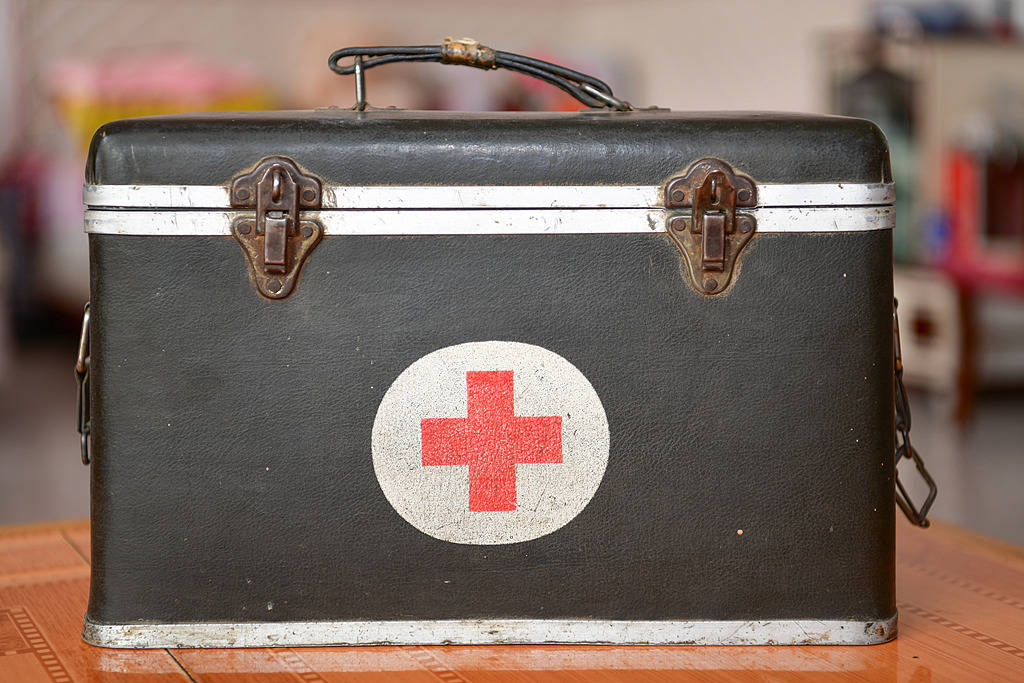 村医开卫生室年入近20万,村民买10块钱药也要讲价