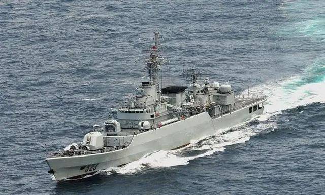 两岸军舰对峙,解放军为何只出动二三线战舰?对台湾而言答案扎心