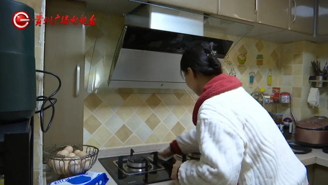 恶心坏了!贵阳一女子家中被扔进一颗“炸弹”,残羹剩饭炸开花