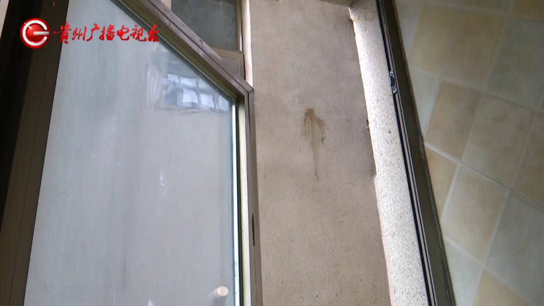 恶心坏了!贵阳一女子家中被扔进一颗“炸弹”,残羹剩饭炸开花