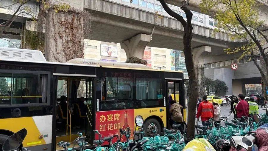 上海公布最新方案:短时间内无法恢复,5条短驳线开出!11号线受损,涉事塔吊已从轨道移除