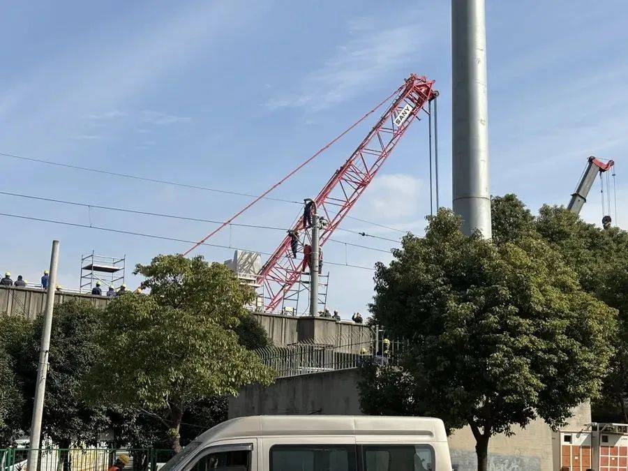 上海公布最新方案:短时间内无法恢复,5条短驳线开出!11号线受损,涉事塔吊已从轨道移除