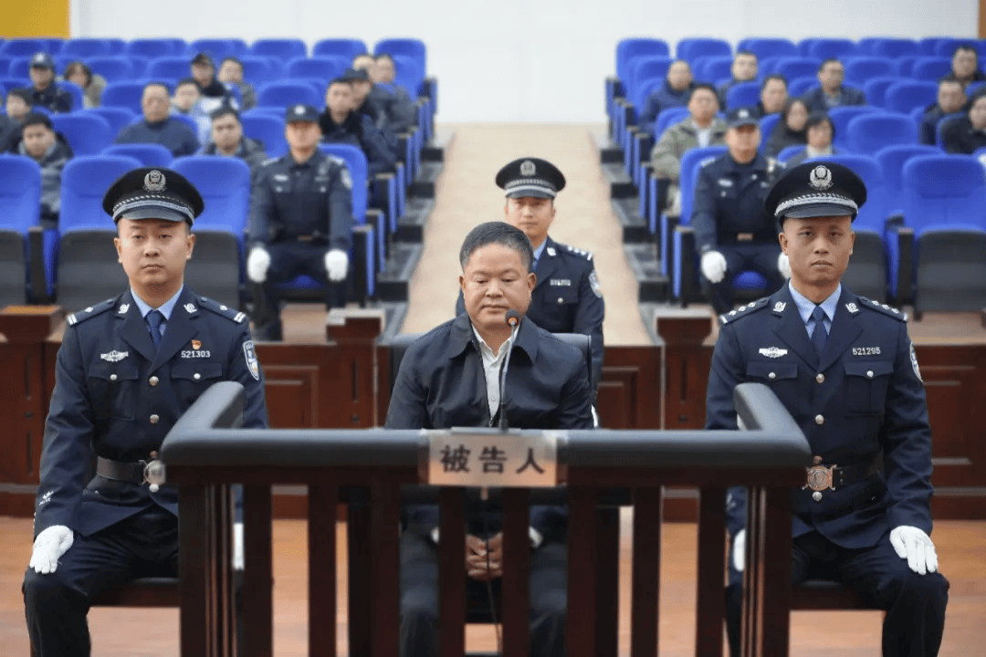 刘文新为掩饰受贿犯罪所得，将价值1476万的黄金、港币转换为现金使用，以逃避安检的方式，将25把管制刀具随身携带至民用航空器内