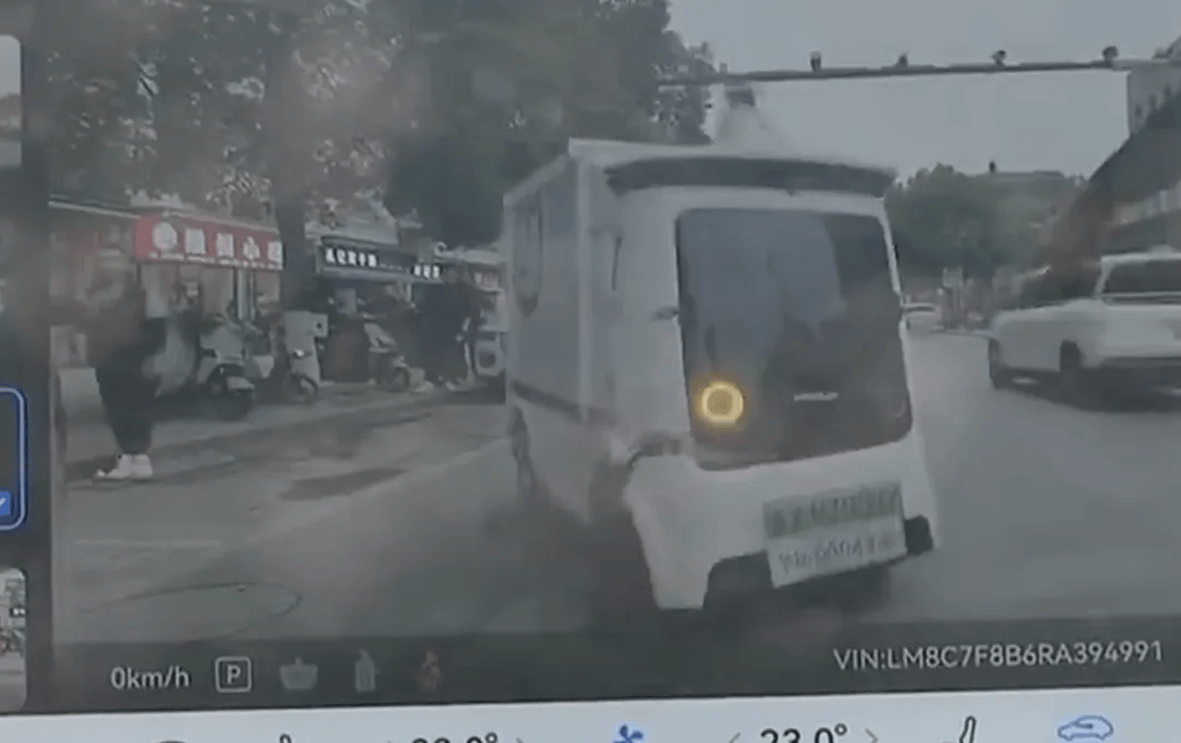 新车被无人快递车撞了个大坑,到底是谁的责任?网友吵翻了……