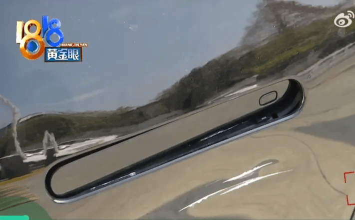 新车被无人快递车撞了个大坑,到底是谁的责任?网友吵翻了……