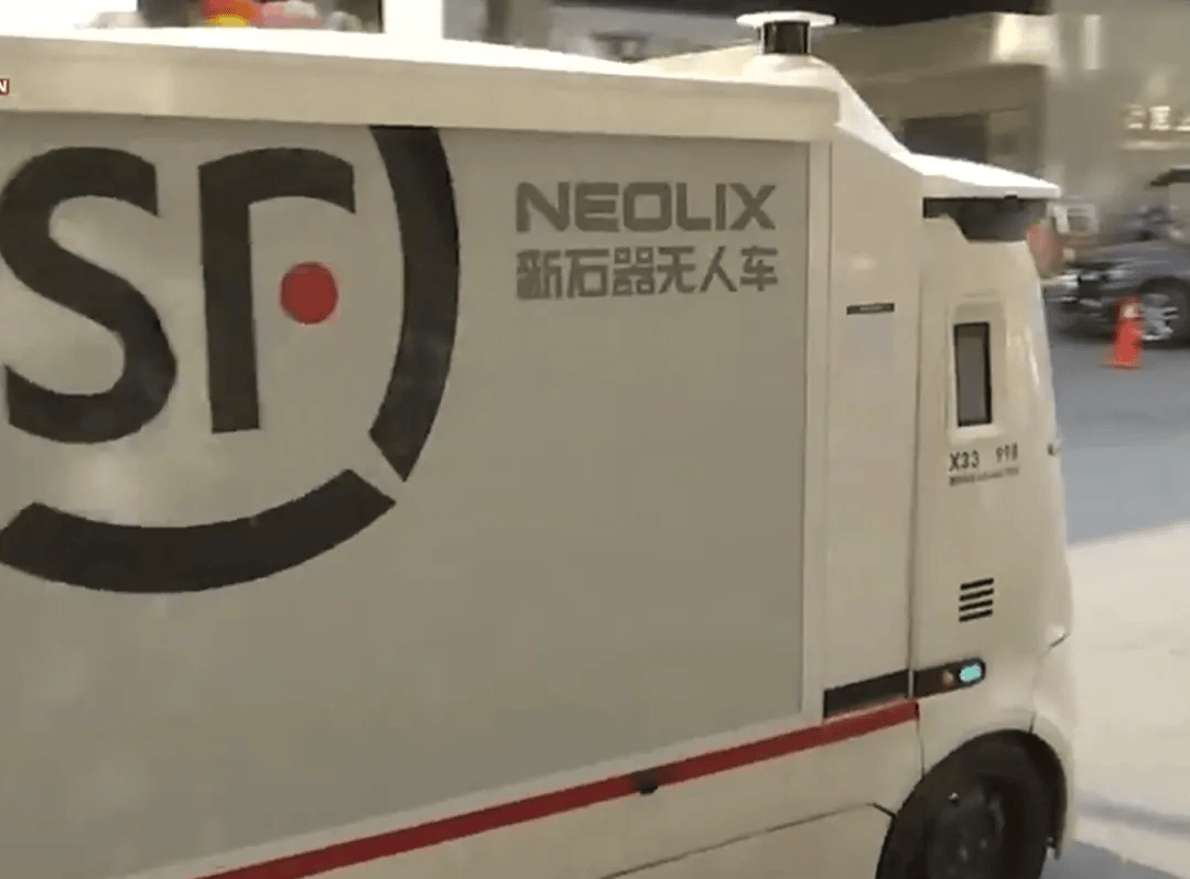 新车被无人快递车撞了个大坑,到底是谁的责任?网友吵翻了……