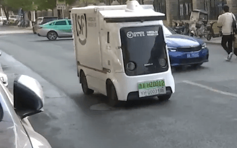 新车被无人快递车撞了个大坑,到底是谁的责任?网友吵翻了……