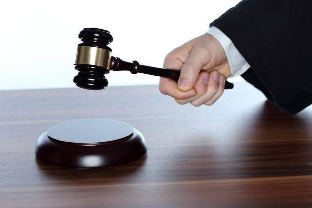 兄弟长期关系不和时常发生口角矛盾,77岁哥哥心生怨恨追打弟弟致死被判无期徒刑