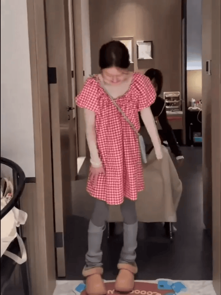 知名女演员病后首度公开露面:双手不灵便、走路变困难