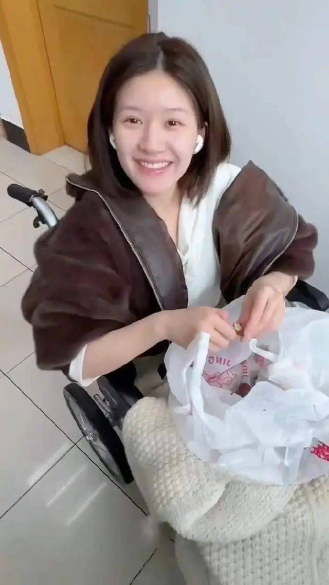 知名女演员病后首度公开露面:双手不灵便、走路变困难