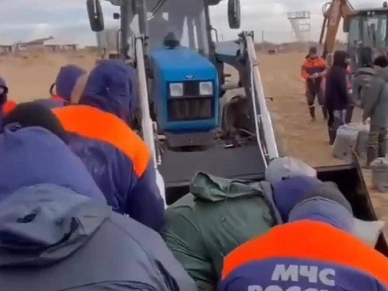 进入紧急状态！克里米亚港口城市海岸发现油污