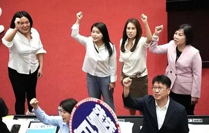 韩国瑜空手而归后,民进党推动全台“大罢免”,核心目标浮出水面