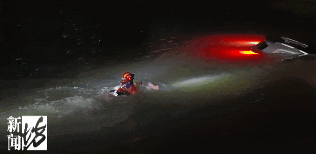 “水已经到胸口了!”事发上海深夜,一小轿车冲进河道!紧急救援→