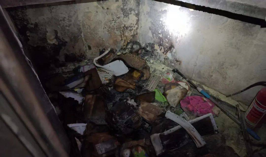 北京海淀一居民楼阳台突发火灾,起火物品很常见